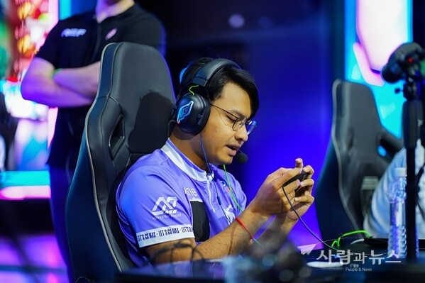 Phygital sports athlete competing