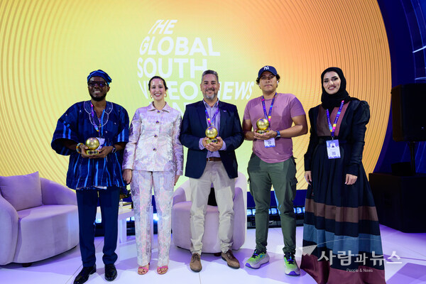 Winners of the Global South Video News Awards with the host of the ceremony. Left to right: Ernest Dela Aglanu, Mai Maxwell (host), Maxi Jonas, Enrique Ortiz, Shahd Alabdouli (Accepting on behalf of Masoud Al Jarousha)