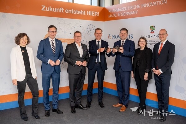 Representatives from business, research, and politics at the symbolic handover of the keys for the future NOVARTIS production site in Halle/Saale