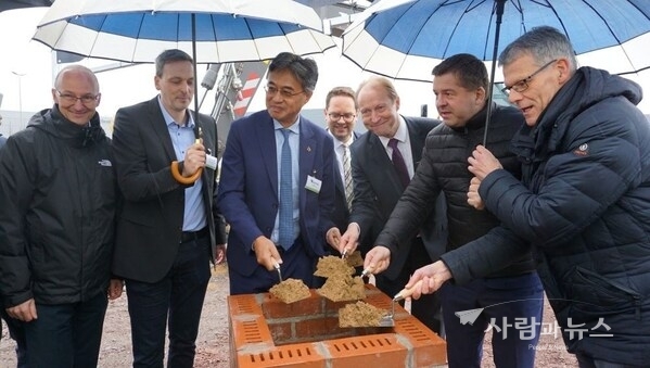 Groundbreaking ceremony for the new production hall in Halle (Saale)