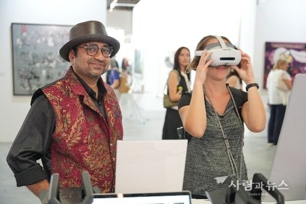 Art enthusiasts explore digital exhibitions of the CGTN Art Series at ART SG in Singapore, January 23, 2026. /CGTN