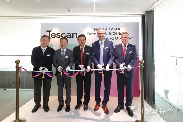 왼쪽부터: 한국현미경학회 회장 여종석, Tescan 아시아태평양 총괄 사장 Sean Lee, Tescan Korea General Manager 김재환, Tescan CFO Pavel Sustek, 주한 체코대사 Ivan Jančárek.